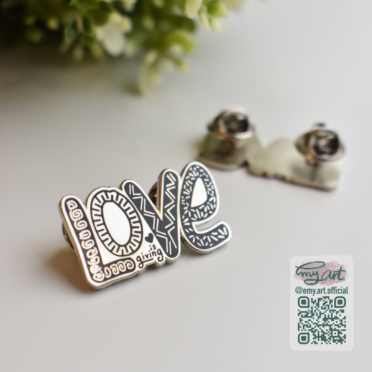 Enamel Pin “LOVE is giving”